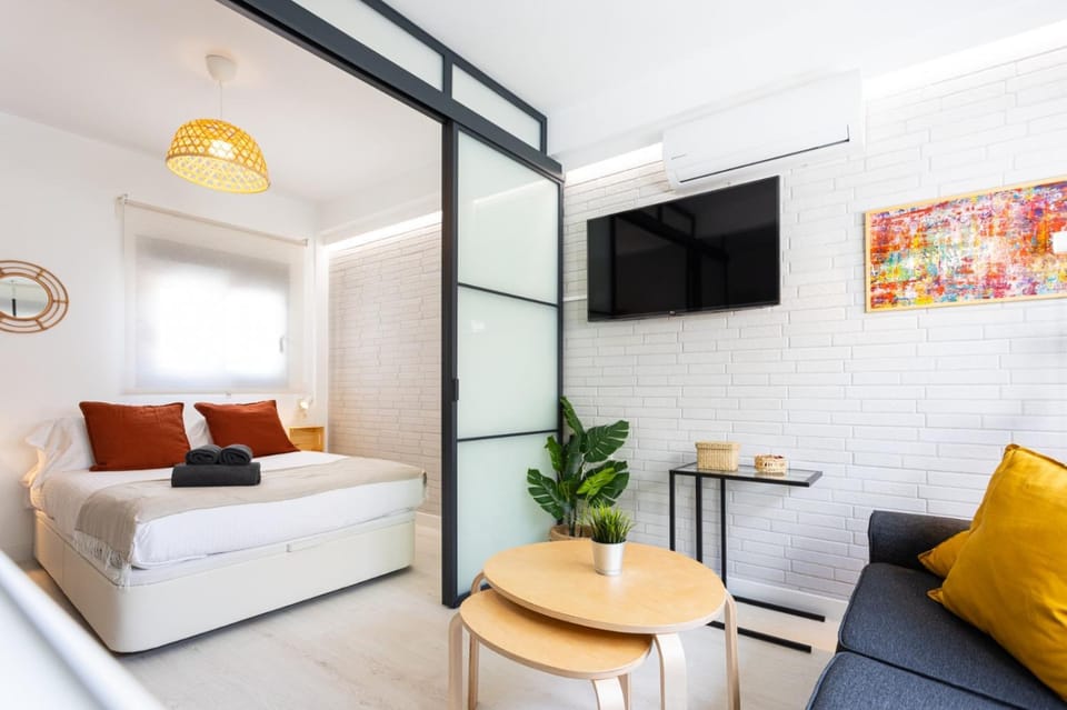 Bed, TV and multimedia, Photo of the whole room, Seating area, Bedroom, wardrobe