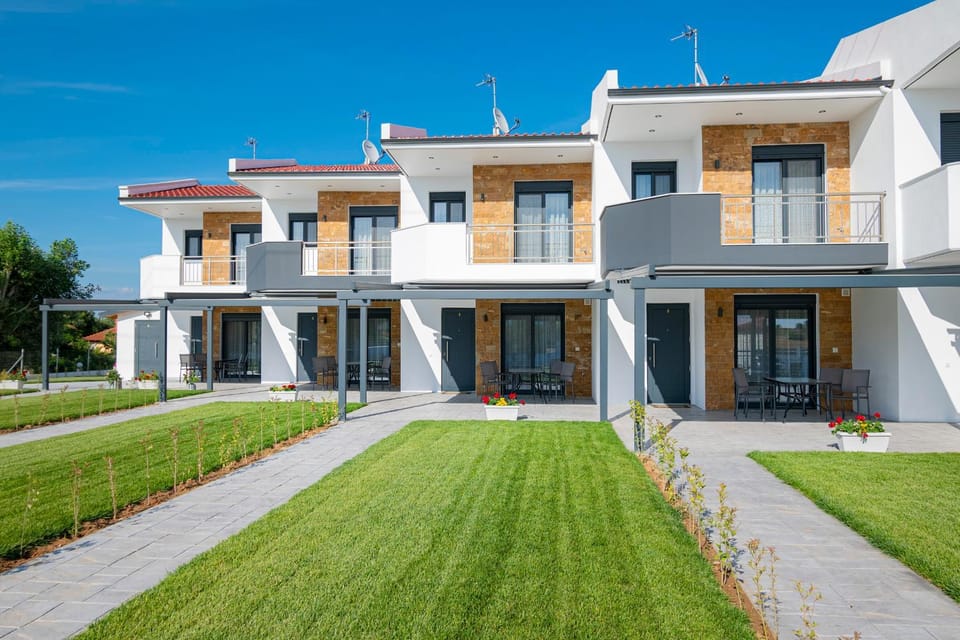 Property building, Natural landscape, Garden view