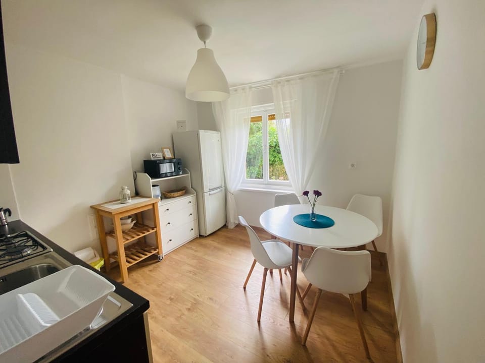 Kitchen or kitchenette, Seating area, Dining area, minibar, pet friendly, stove