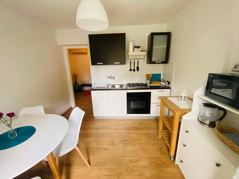 Kitchen or kitchenette, Dining area, minibar, pet friendly, stove