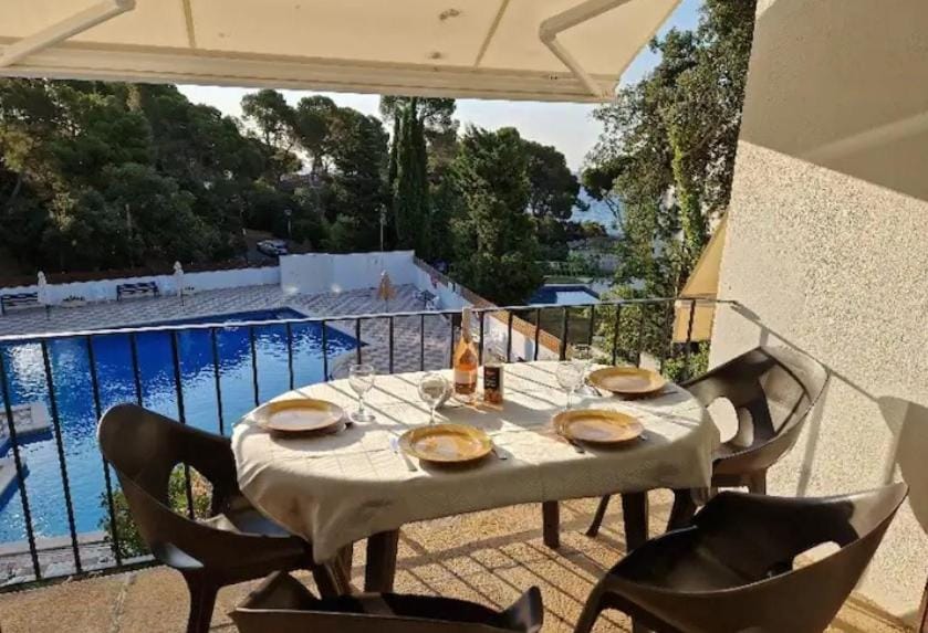 Natural landscape, Balcony/Terrace, Dining area, Pool view
