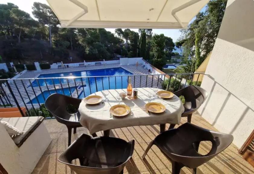 Balcony/Terrace, Dining area, Pool view