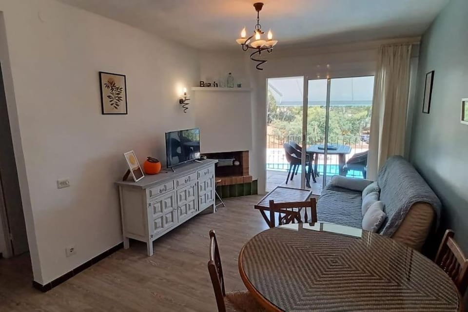 TV and multimedia, Living room, Seating area, Dining area, internet
