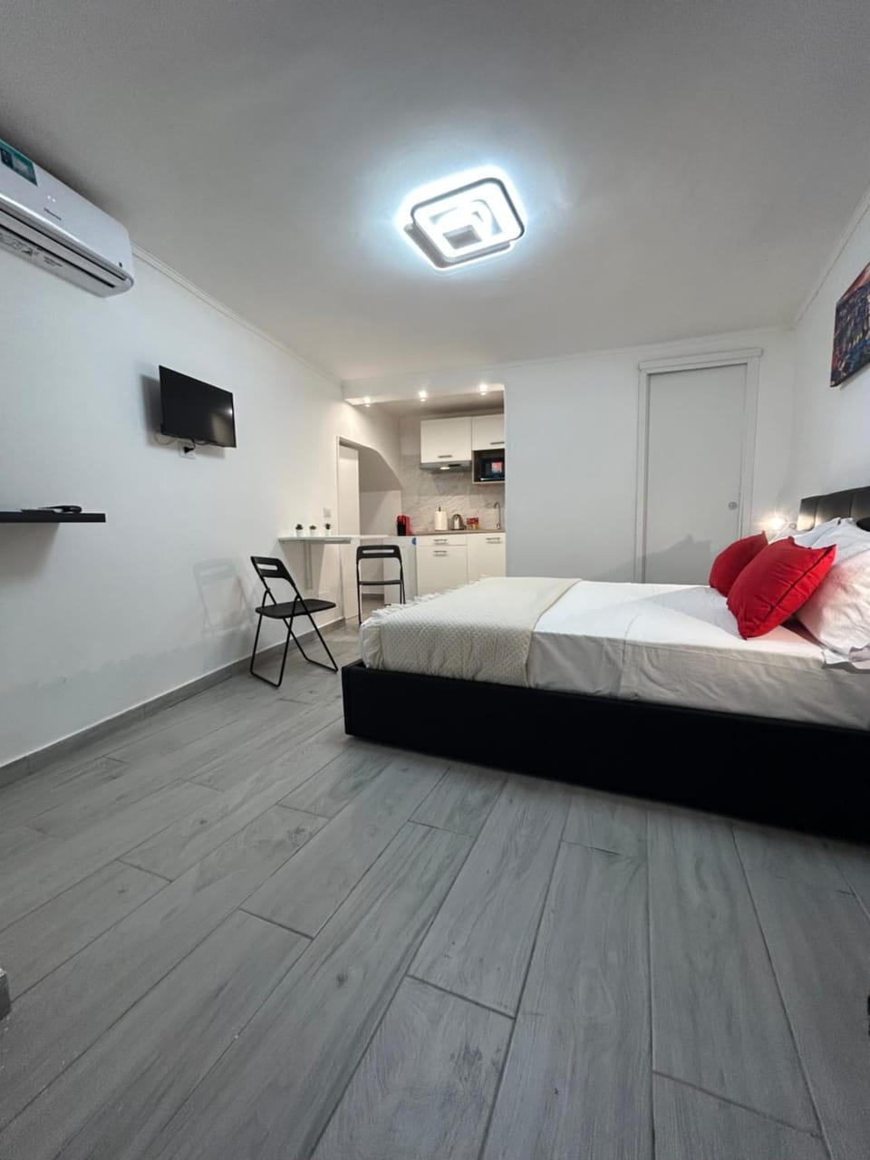 Bed, Photo of the whole room, air conditioner
