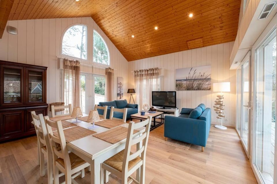 TV and multimedia, Living room, Seating area, Dining area