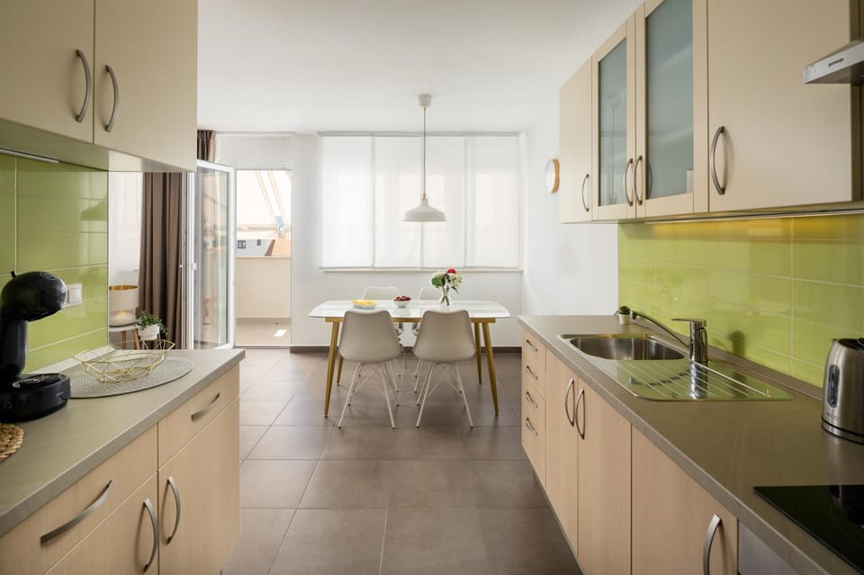 Kitchen or kitchenette, Dining area, minibar, pet friendly, stove