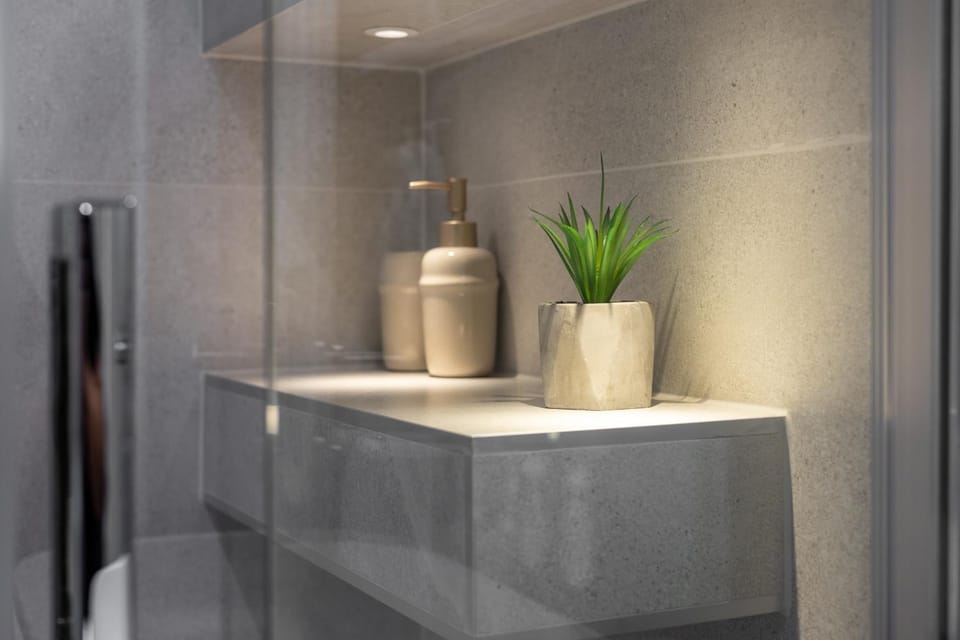 Shower, Toilet