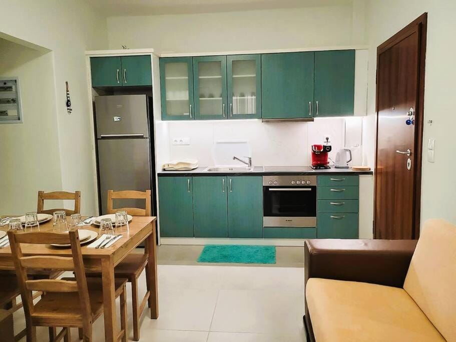 Kitchen or kitchenette, Dining area, stove