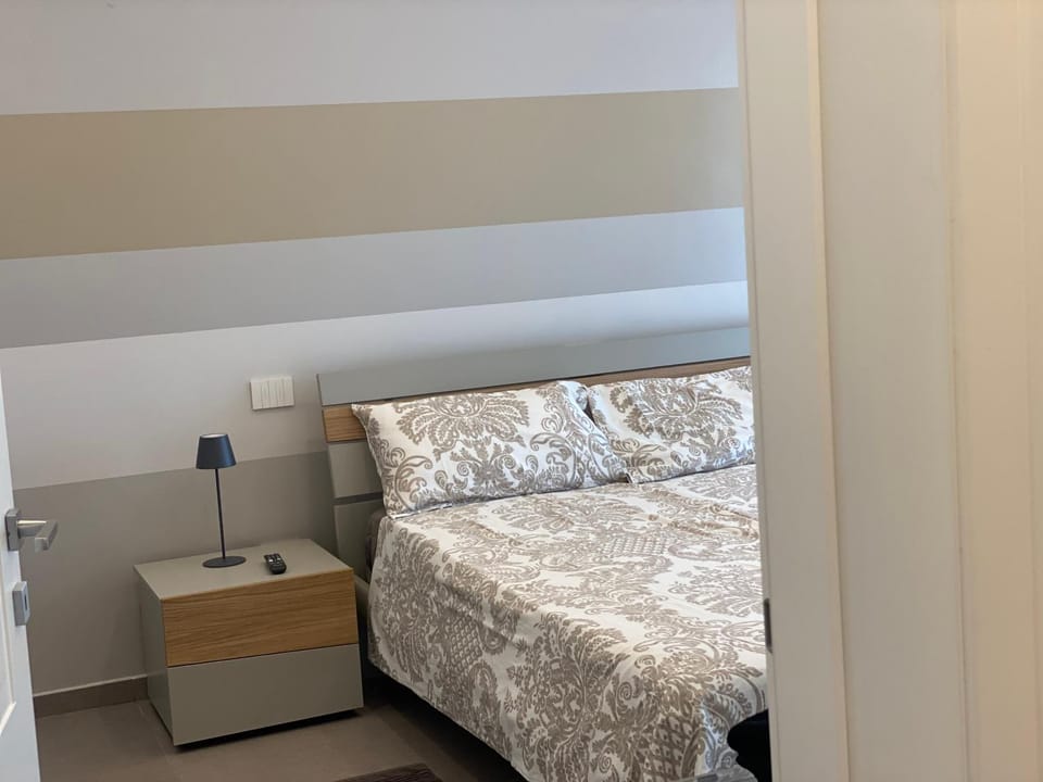 Bed, TV and multimedia, Photo of the whole room, Bedroom, internet, wardrobe