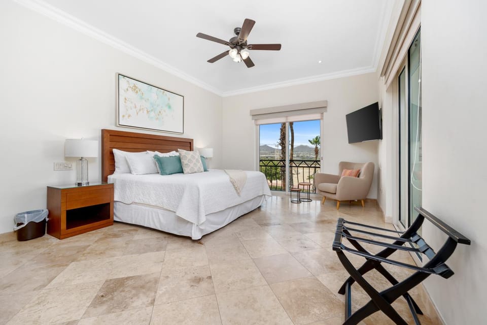 Bed, TV and multimedia, Photo of the whole room, Seating area, Bedroom