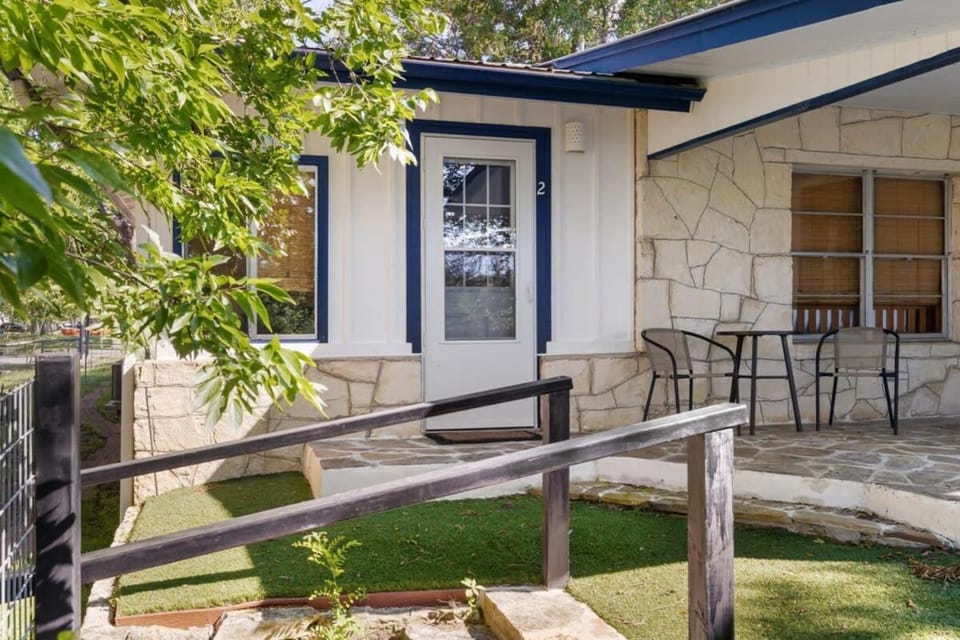 Waterlily Serenity - 2 Bedroom - Creekside House in Rio Grande