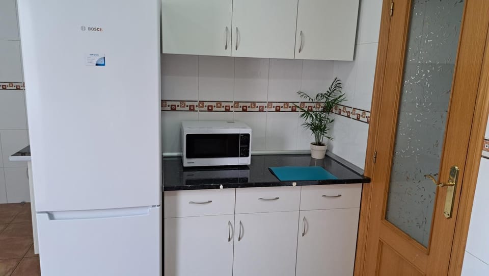 Kitchen or kitchenette, minibar