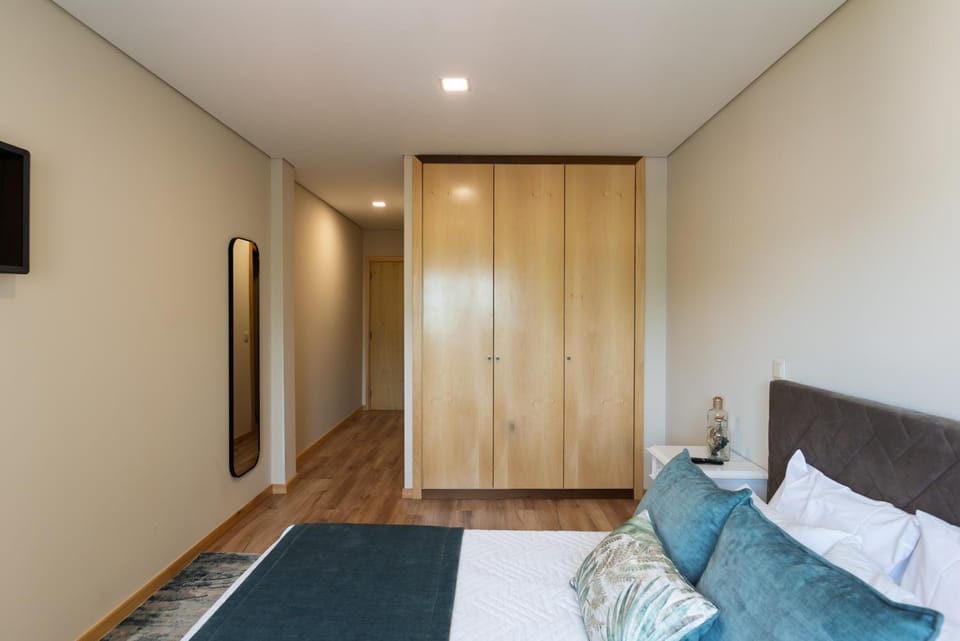 Bed, TV and multimedia, Photo of the whole room, Bedroom, wardrobe