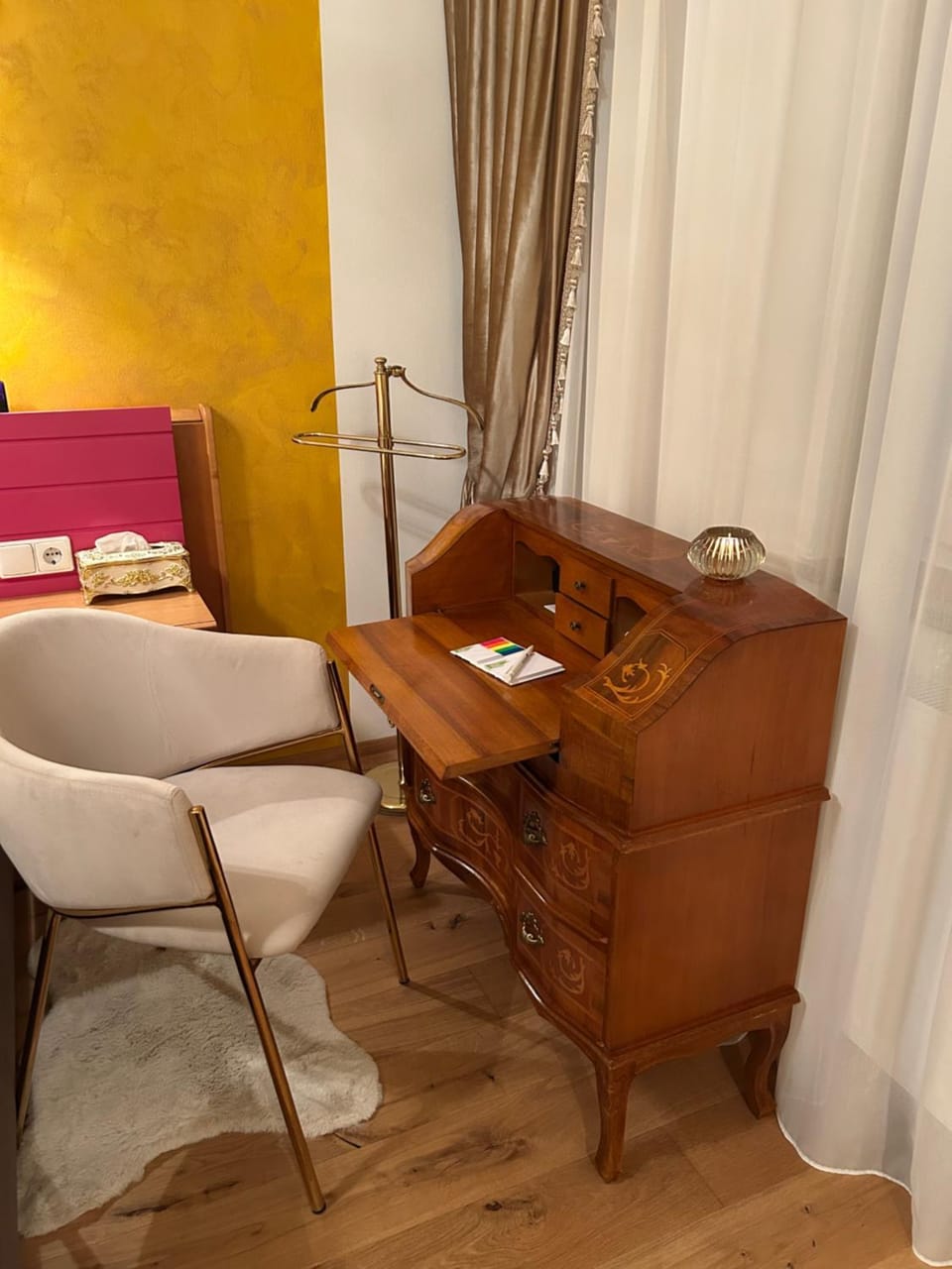 Photo of the whole room, Decorative detail, Seating area