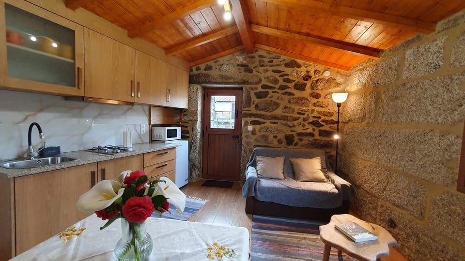 Kitchen or kitchenette, Living room, Dining area, minibar, stove