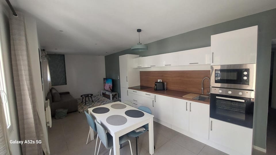 Kitchen or kitchenette, Dining area, minibar, pet friendly, stove