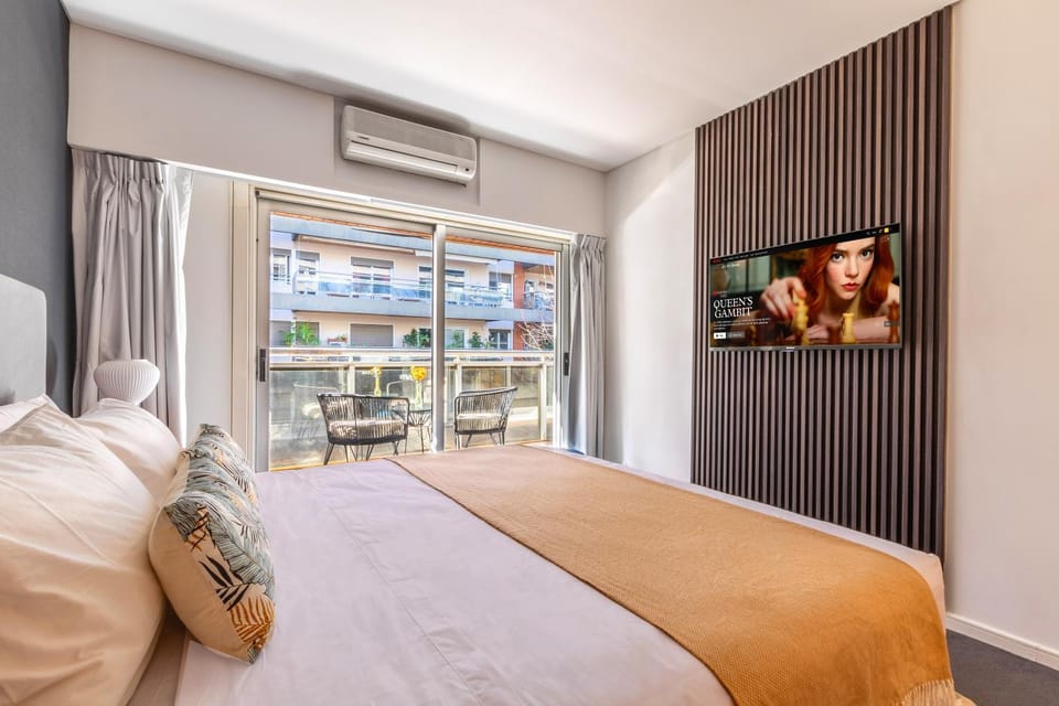 Bed, TV and multimedia, Bedroom