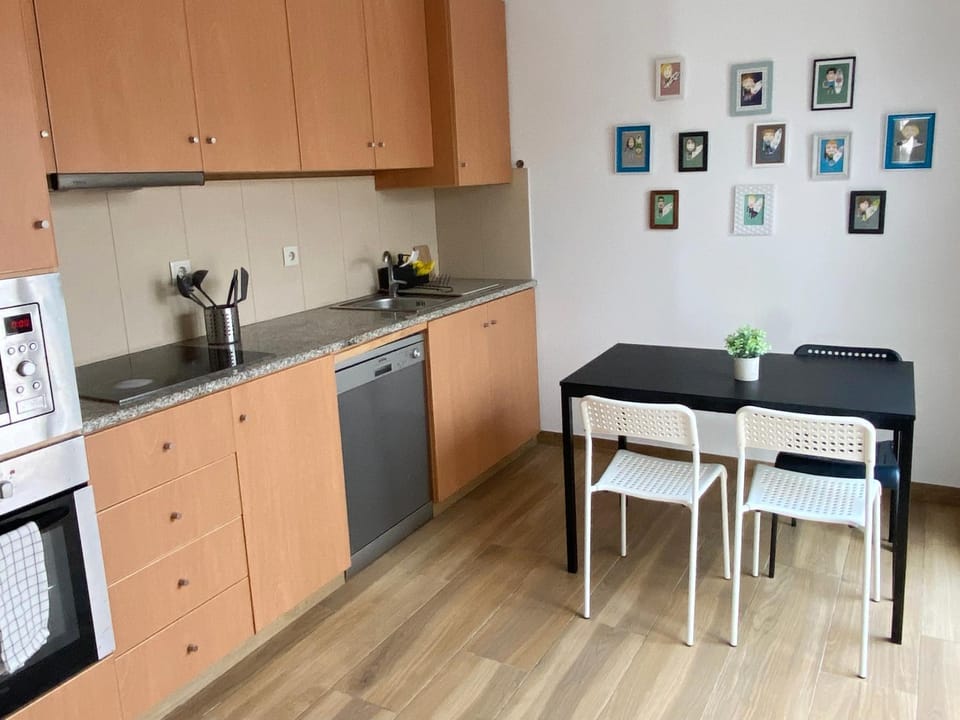 Kitchen or kitchenette, Dining area, dishwasher, minibar, pet friendly, stove