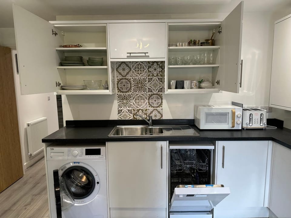 Coffee/tea facilities, dishwasher, microwave, toaster, washing machine, kitchen