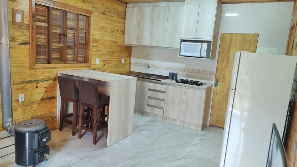 Kitchen or kitchenette, minibar, stove