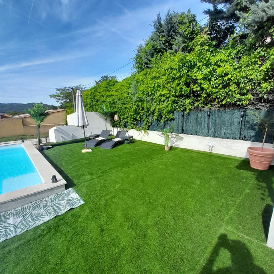 L'olivier TESSA Hôtesse suite 30m2 terrasse 20m2 Bed and Breakfast in Brignoles