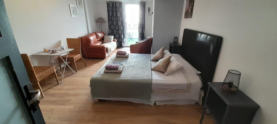 L'olivier TESSA Hôtesse suite 30m2 terrasse 20m2 Bed and Breakfast in Brignoles