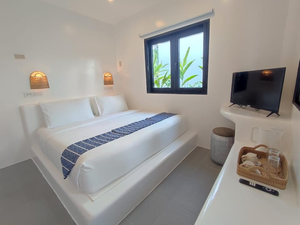 Bed, TV and multimedia, Bedroom