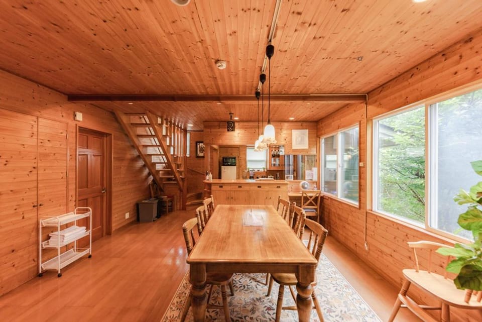 Deer View Lodge山中湖の鹿が見られる森の貸別荘 House in Shizuoka Prefecture