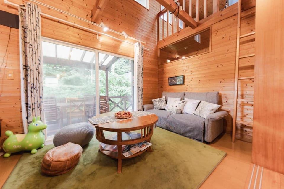 Deer View Lodge山中湖の鹿が見られる森の貸別荘 House in Shizuoka Prefecture