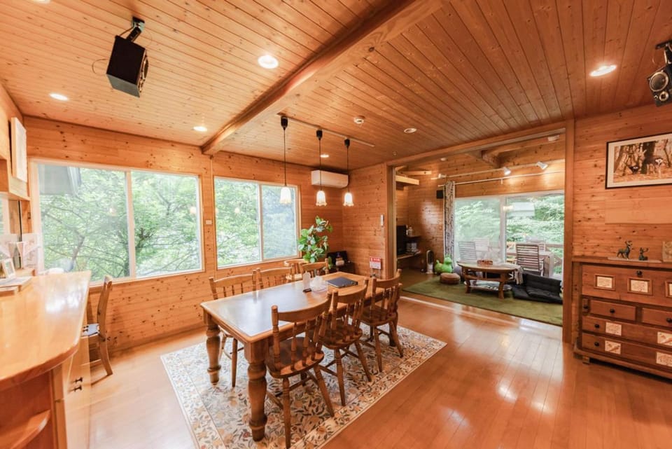 Deer View Lodge山中湖の鹿が見られる森の貸別荘 House in Shizuoka Prefecture