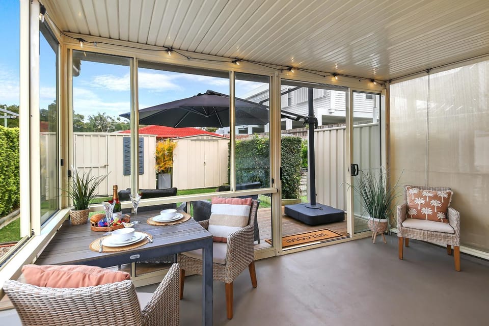 Patio, Day, Garden, Seating area, Dining area, Location, Parking, internet, pet friendly