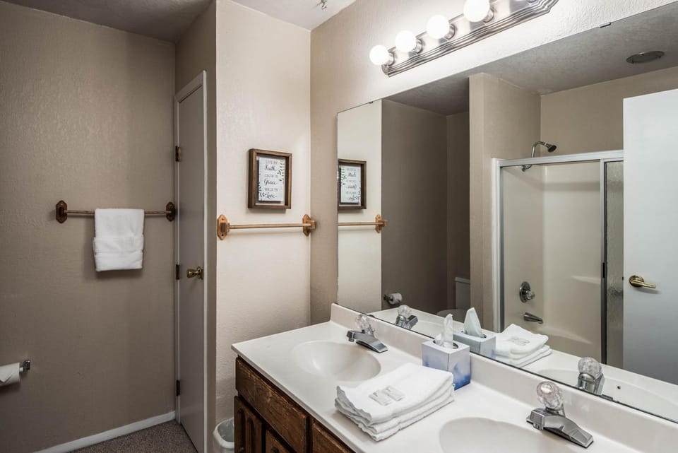 Bathroom, towels
