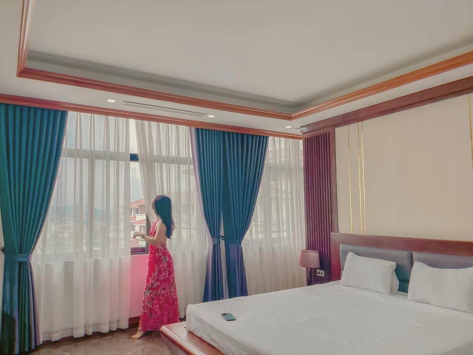 Bed, People, Photo of the whole room, Bedroom, group of guests