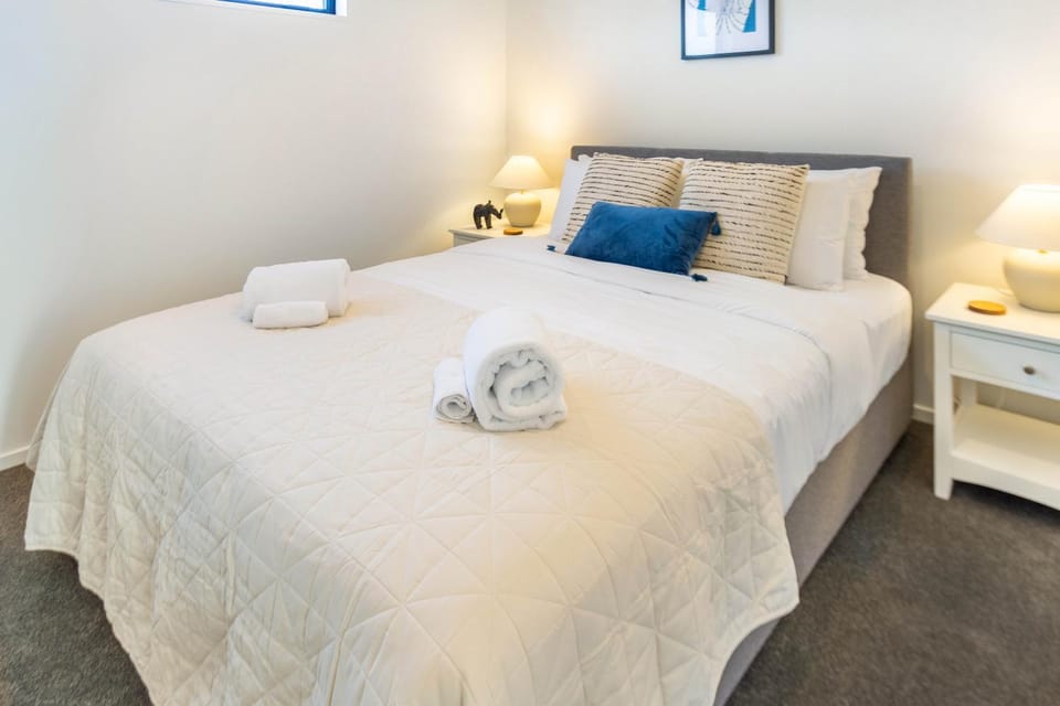 Bed, Photo of the whole room, Decorative detail, Bedroom, towels