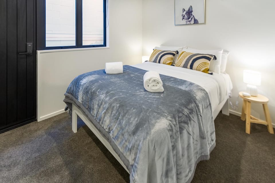 Bed, Photo of the whole room, Decorative detail, Bedroom, towels