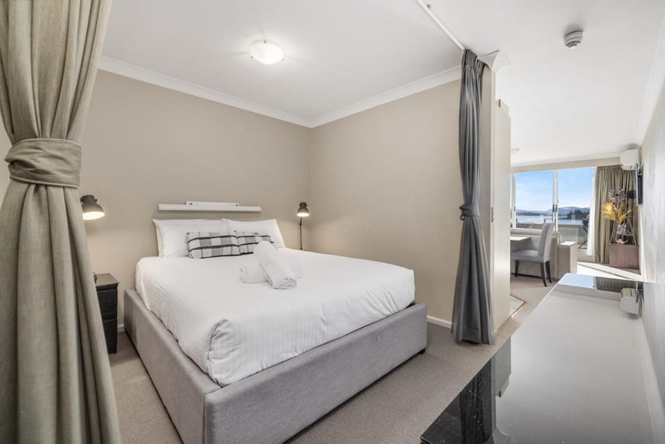Bed, towels
