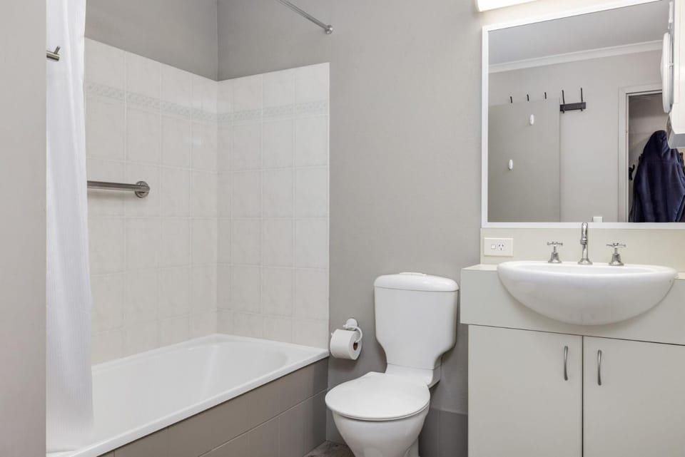 Shower, Toilet, Bathroom, Bath