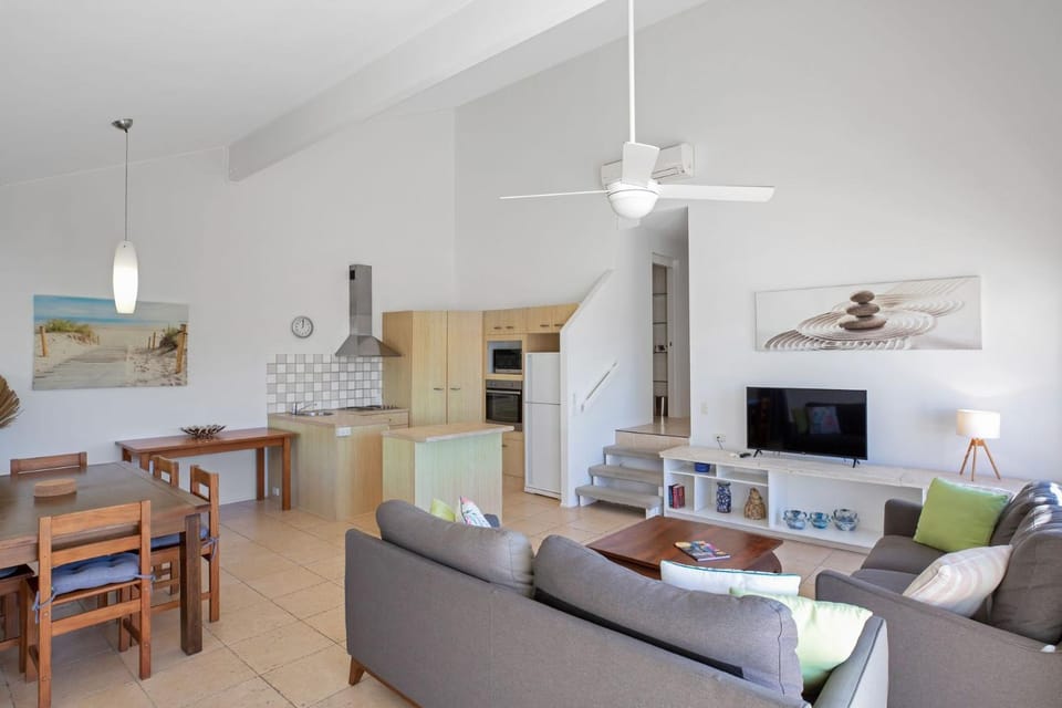 Kitchen or kitchenette, Living room, Dining area