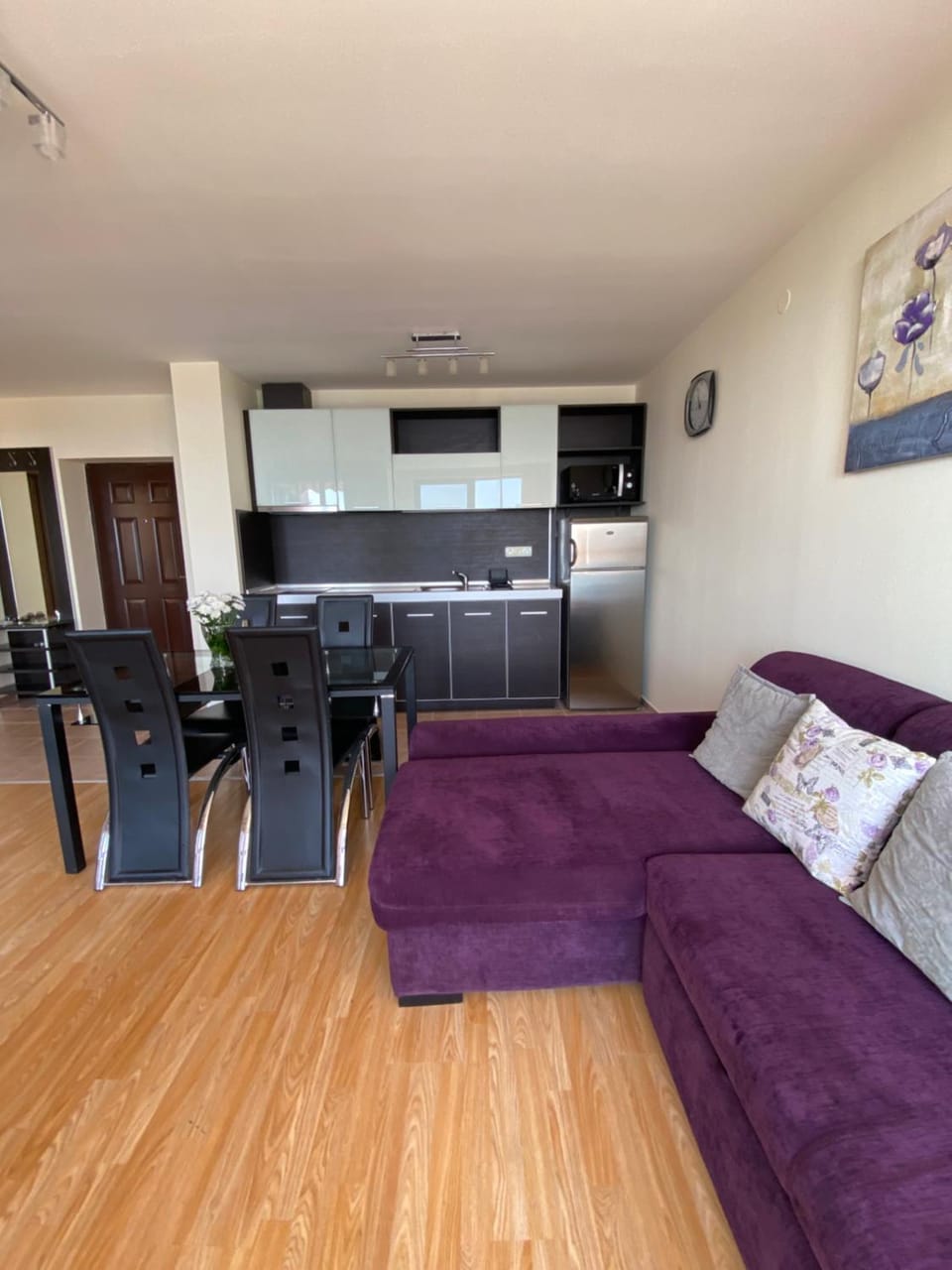 Kitchen or kitchenette, Seating area, Dining area