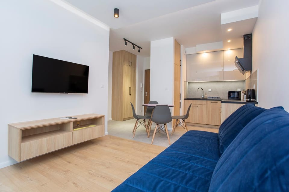 TV and multimedia, Kitchen or kitchenette, Living room, Seating area, Dining area
