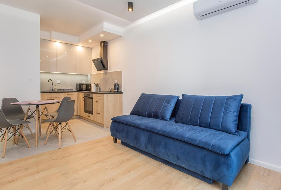 Kitchen or kitchenette, Living room, Seating area, Dining area, minibar, stove, air conditioner