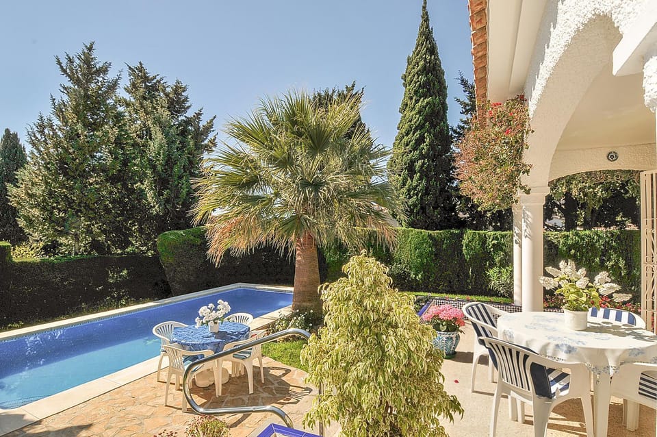 Garden, Dining area, Swimming pool