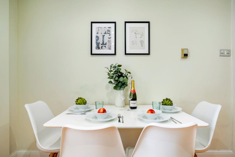 Food and drinks, Decorative detail, Seating area, Dining area, Food