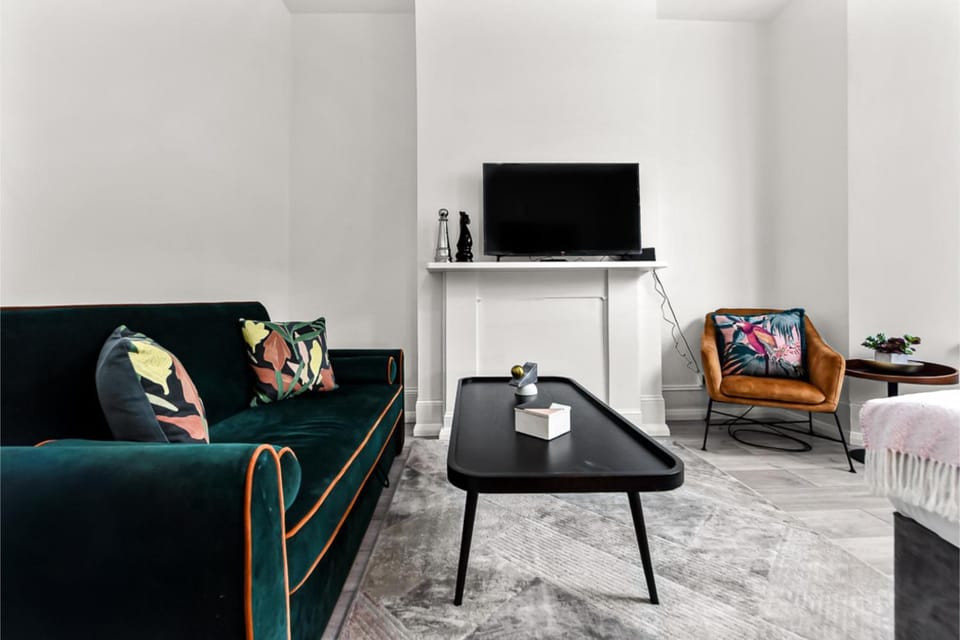 Bed, TV and multimedia, Living room, Photo of the whole room, Seating area, Bedroom, hair dresser