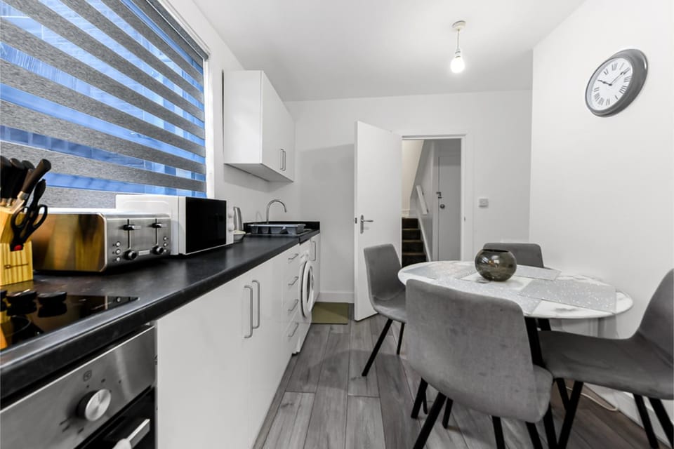 Kitchen or kitchenette, Dining area, Family, microwave, oven, stove, toaster