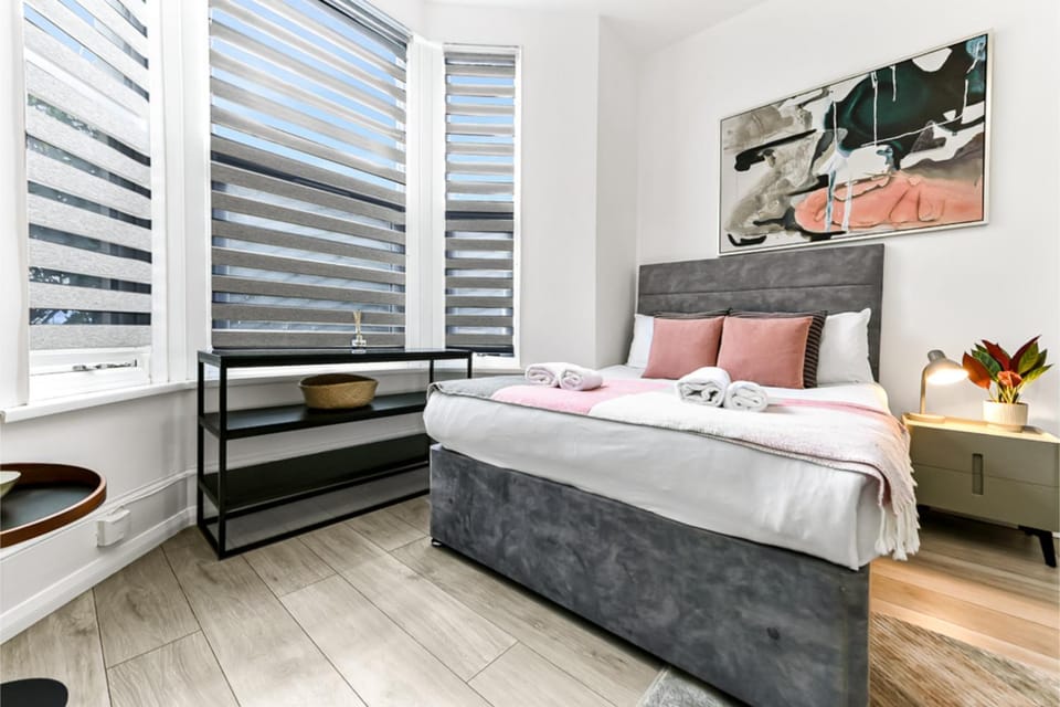 Bed, Photo of the whole room, Decorative detail, Bedroom