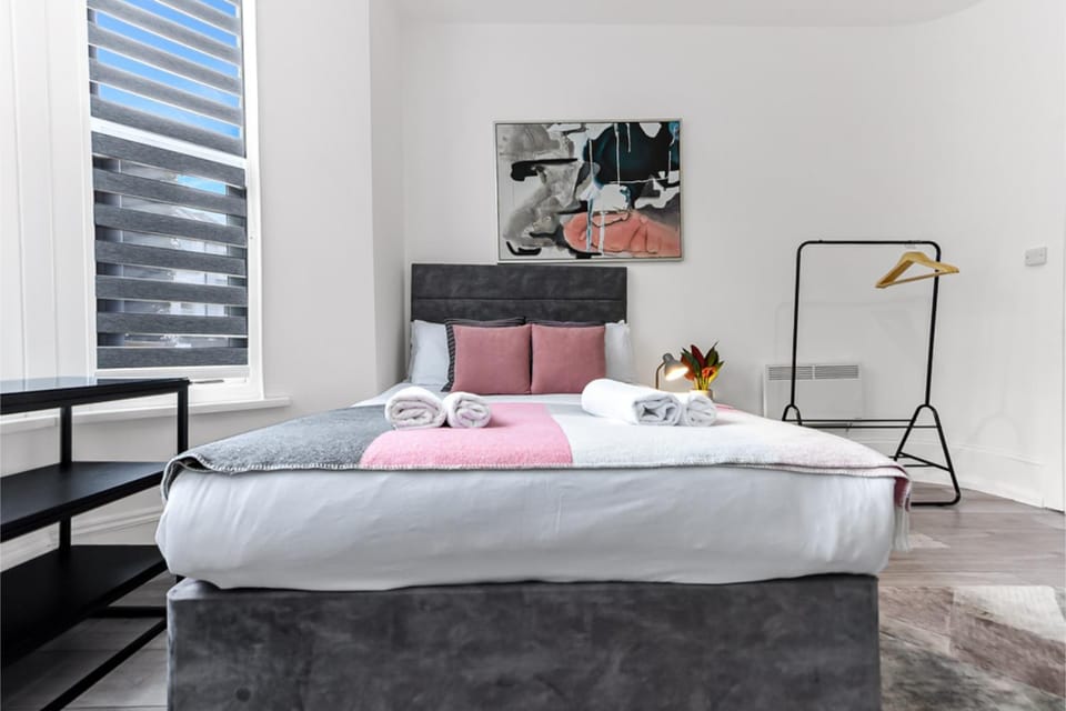 Bed, Photo of the whole room, Seating area, Bedroom, towels
