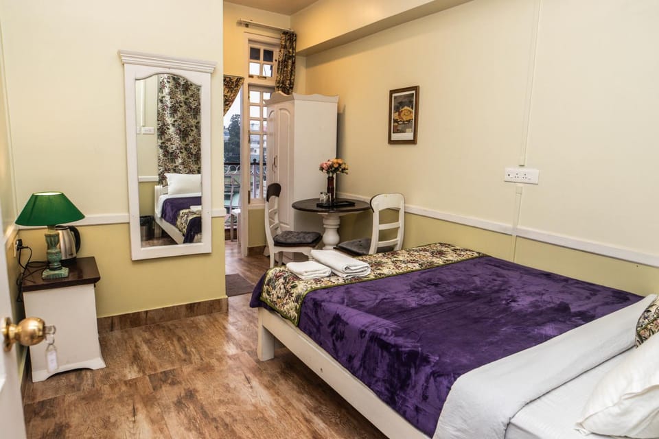 Photo of the whole room, Bedroom, wardrobe