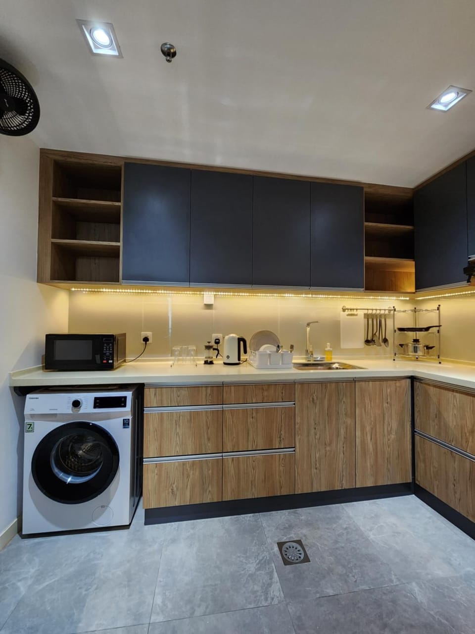 Kitchen or kitchenette, minibar, washing machine