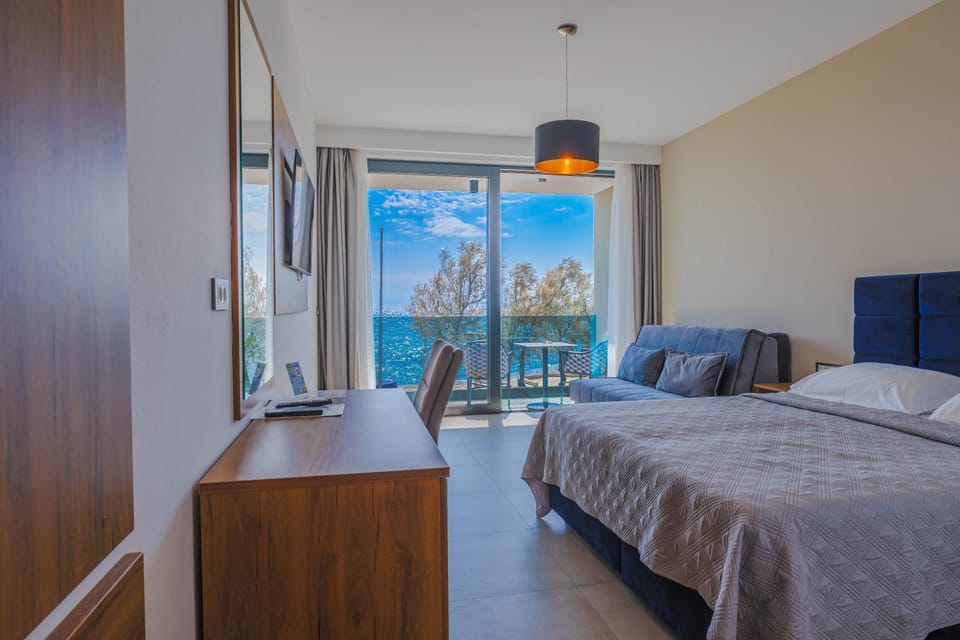 Bed, TV and multimedia, Balcony/Terrace, Beach, Bedroom, Sea view